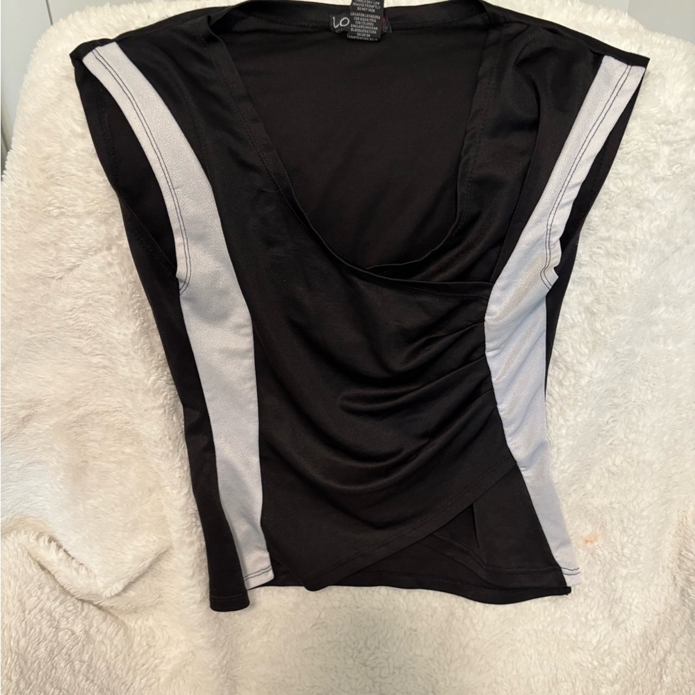 A beautiful nice blouse the label say L but run small